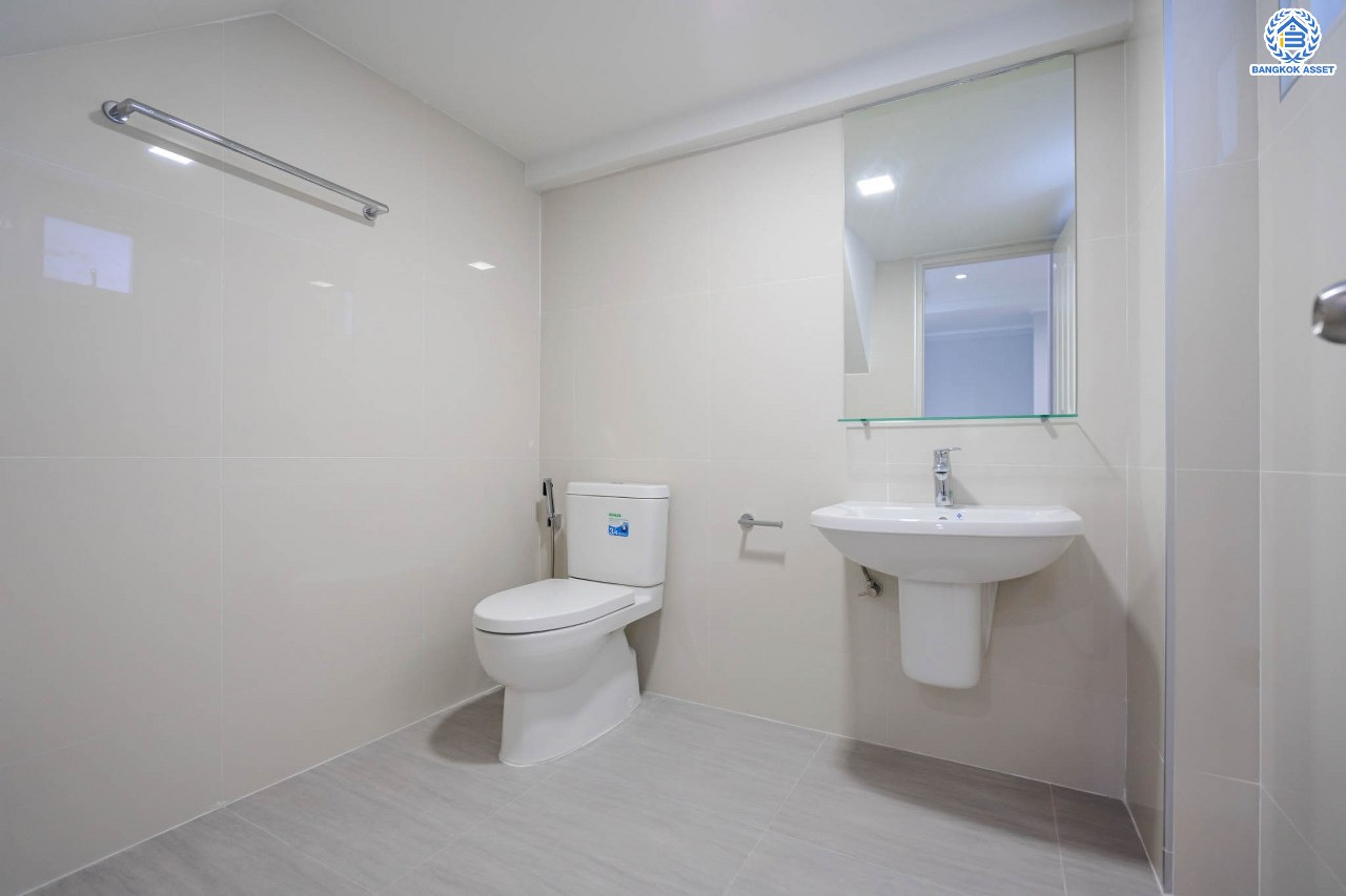 บ้านมือสองตกแต่งใหม่ ทำเลโซนเมือง! หลังมุม ม.ปัญฐิญา1 พระราม5 ตกแต่งดีไซน์ทันสมัย เนื้อที่ 55.5 ตร.ว. หลังใหญ่พร้อมอยู่ ฟังก์ชัน 3 ห้องนอน 3 ห้องน้ำ 2 ที่จอดรถ พร้อมเรือนรับรอง ทำเลศักยภาพ เชื่อมต่อถนนหลายสาย ใกล้รถไฟฟ้า "สถานีแยกติวานนท์"